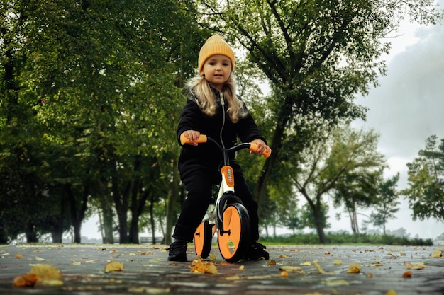 Cutie kleines Mädchen fährt mit dem Fahrrad im Park