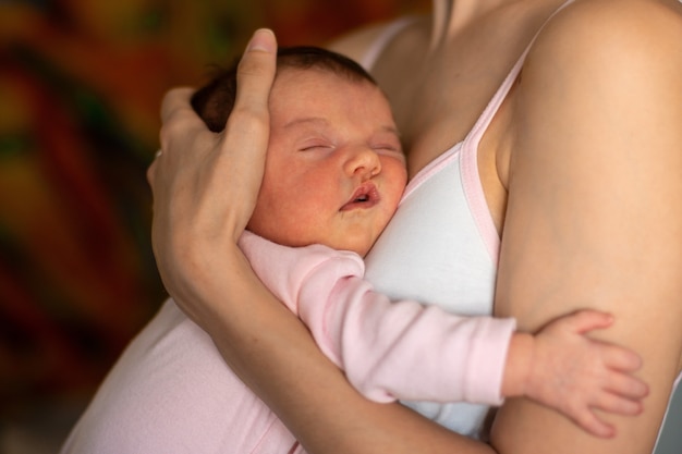 Foto cutie little baby girl duerme en manos de la madre