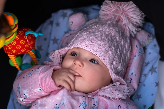 Cutie pequeña niña con ojos azules