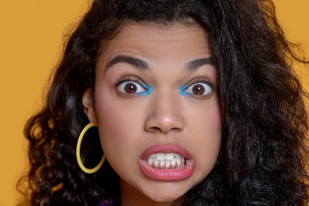 Foto cutie. retrato de uma jovem morena bonita fazendo caretas