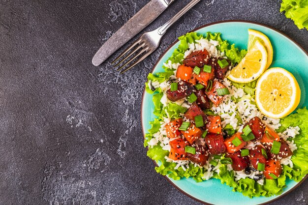 Cutuque a tradicional salada havaiana de peixe cru