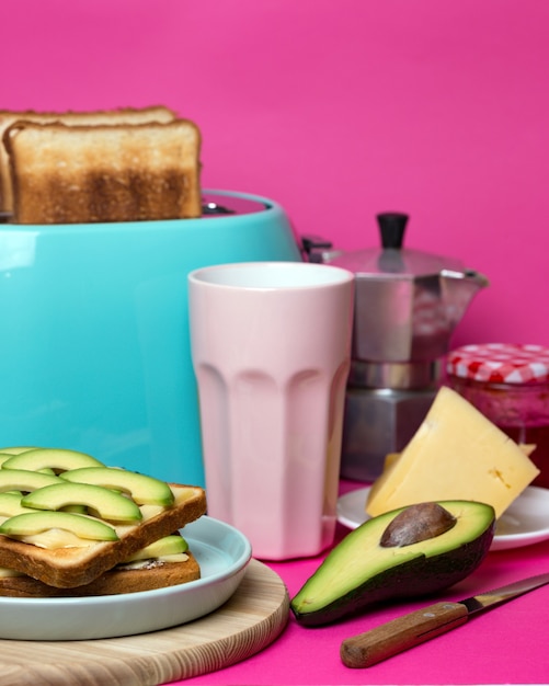 Cyanfarbener Toaster auf rosa Hintergrund