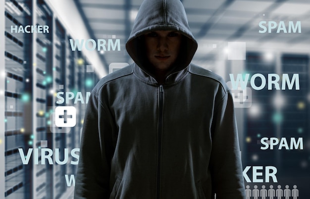 Cyber-Hacker im Hoodie auf Symbolhintergrund