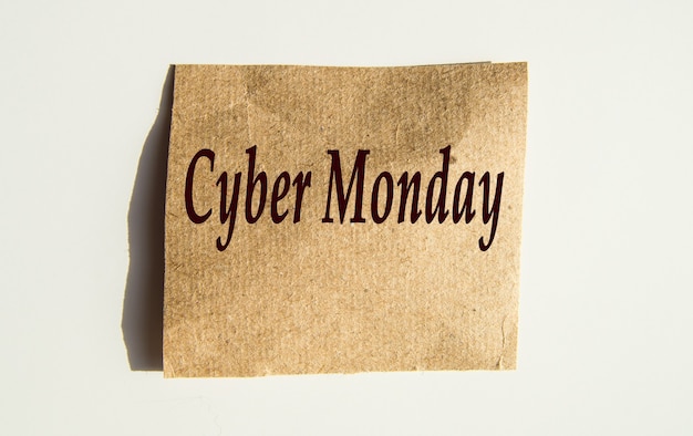 Cyber Monday Verkaufsschild auf Geschenkpapier, Anzeige auf weißem Hintergrund.