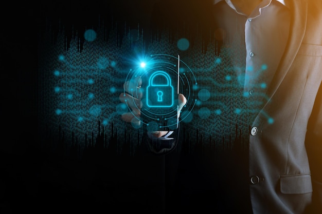 Cyber-Sicherheitsnetzwerk Vorhängeschloss-Symbol und Internet-Technologie-Vernetzung Geschäftsmann schützt personenbezogene Daten auf Tablet und virtueller Schnittstelle Datenschutz-Privacy-Konzept GDPR EU