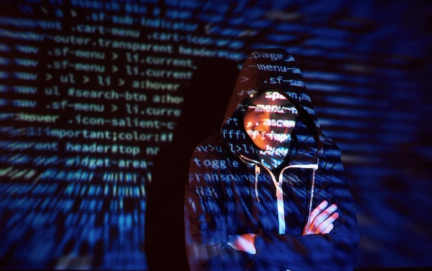 Cyberangriff mit unerkennbarem Kapuzenhacker mit virtueller Realität, digitaler Glitch-Effekt