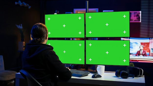 Cyberkriminelle kodieren auf grünen Bildschirmen und entwickeln einen Zero-Day-Exploit