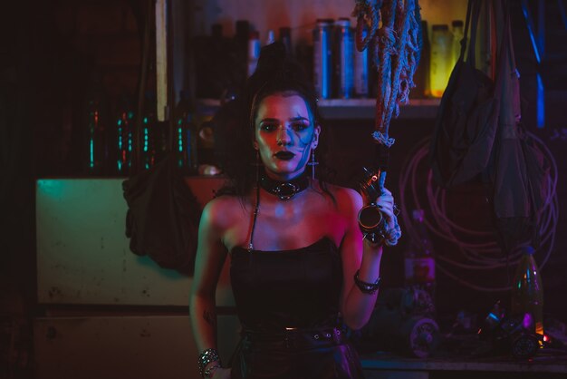 Cyberpunk-Cosplay. Ein Mädchen mit Make-up und Haarstyling im futuristischen Steampunk-Stil mit Neonbeleuchtung. Postapokalyptischer Stil