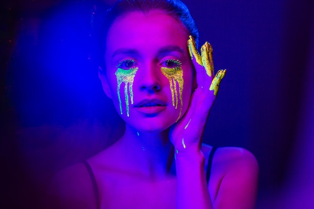 Cyberpunk Girl com maquiagem estilizada à luz de lâmpadas neon
