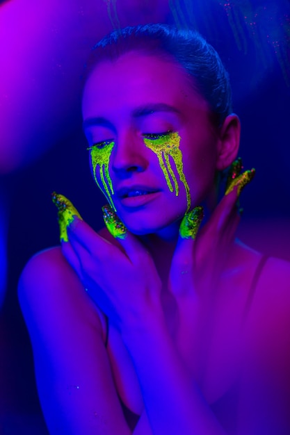 Foto cyberpunk girl com maquiagem estilizada à luz de lâmpadas neon