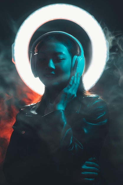 Cyberpunk música noite neon pessoas menina fones de ouvido