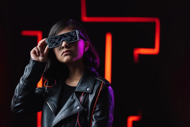 Cyberpunk-Spieler in futuristischer Brille in der Nähe von roter Neonbeleuchtung, virtueller Realität und Metaverse-Konzept