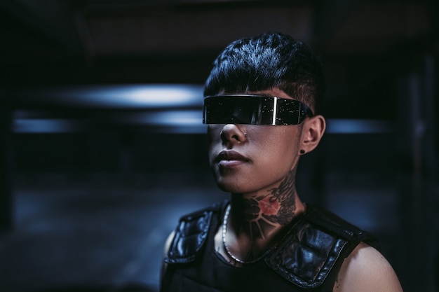 Cyberpunk-Stil. Tätowierter Kerl in einer Stadt. Cyberpunk-Brille.