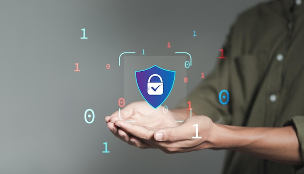 Cybersecurity-Konzept Mann in der Hand hält Vorhängeschloss-Symbol mit Schild zum Schutz von Cyber-Privatsphäre Informationen sicherer Internetzugang Technologie Sicherheit Verschlüsselung von privaten Daten des Benutzers