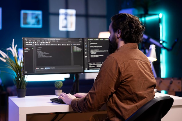 Cybersicherheits-Experte, die Computer verwenden, um nach Sicherheitslücken im Unternehmen zu suchen