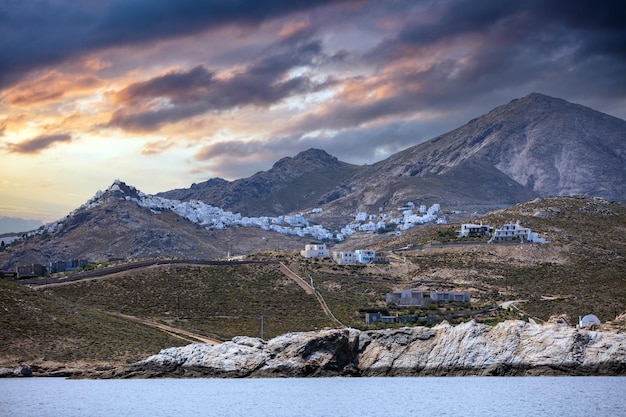 Cyclades Grecia Serifos isla Chora ciudad edificio blanco cuesta arriba en tierra rocosa cielo del atardecer