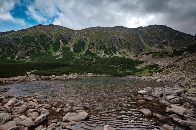 Czarny Staw Gasienicowy en las montañas Tatras de Polonia