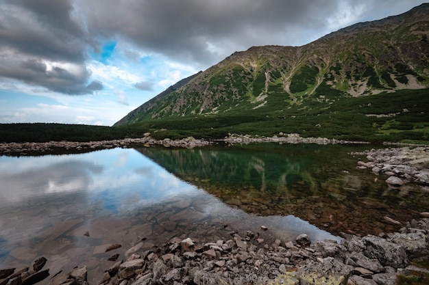 Czarny Staw Gasienicowy en las montañas Tatras de Polonia