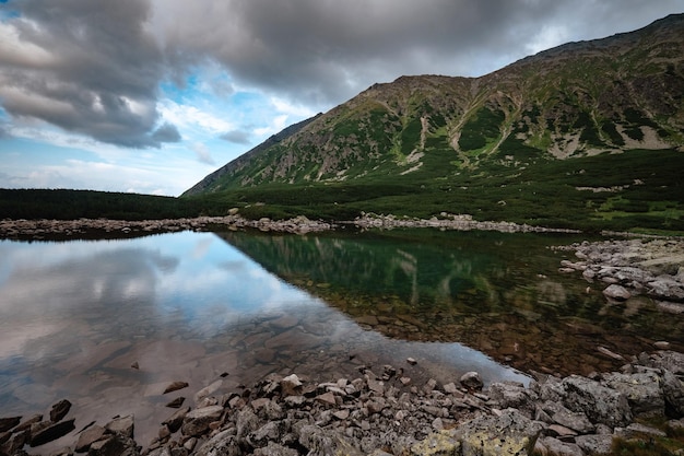 Czarny Staw Gasienicowy en las montañas Tatras de Polonia