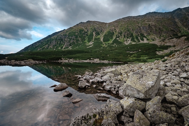 Czarny staw gasienicowy nas montanhas tatras na polônia