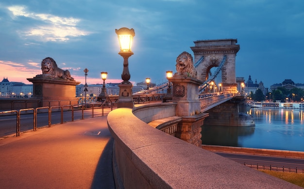 Czechenyi Kettenbrücke in Budapest, Ungarn, an der Dämmerung