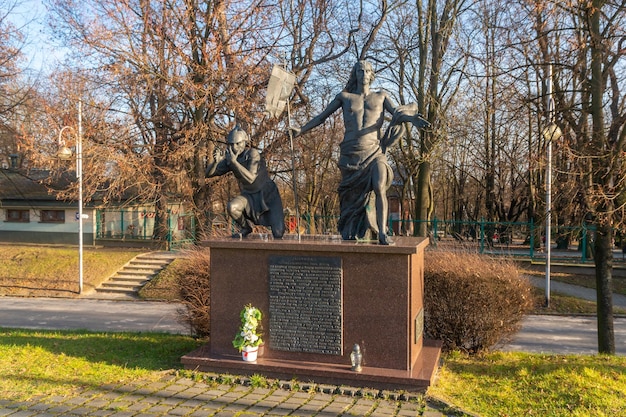 Czestochowa polônia 01 de janeiro de 2023 estátuas religiosas no parque de jasna gora monastery czestochowa