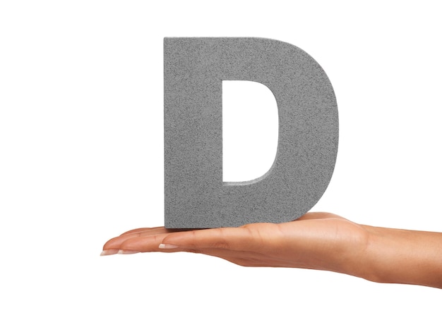 D-Alphabet und Hand mit Buchstaben auf weißem Hintergrund für Rechtschreibsprache und Nachrichten, englische Kommunikation und isoliertes Zeichensymbol und Symbol auf der Handfläche im Studio zum Erlernen von Bildung und Schriftart
