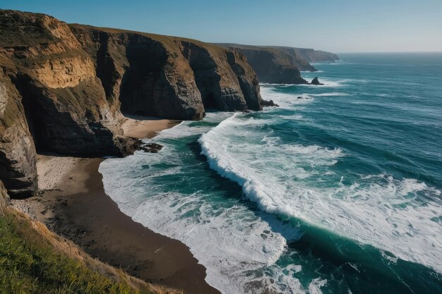 da beleza do oceano rugindo contra as escarpadas falésias costeiras