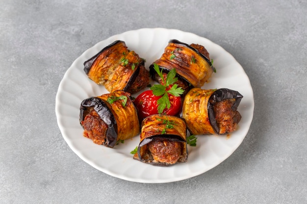 Da deliciosa culinária tradicional turca Bola de carne em fatias de berinjela fritas nome turco Patlican sarma