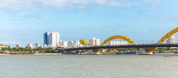Da Nang-Stadtpanorama mit Wolkenkratzern und schönen Architekturbrücken entlang dem Han-Fluss auf a