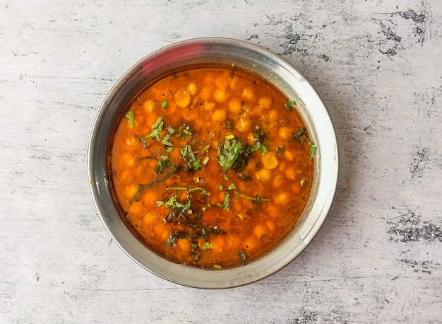 Daal chana picante servido en un plato aislado en la vista superior de fondo de comida desi india y paquistaní