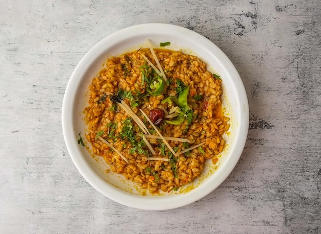 Daal mash makhni servido em um prato isolado na vista superior de fundo de comida indiana e paquistanesa desi