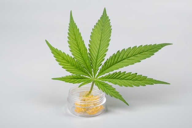 Dab de cannabis de hoja verde y alto contenido de thc en cera de extracto de recipiente de vidrio