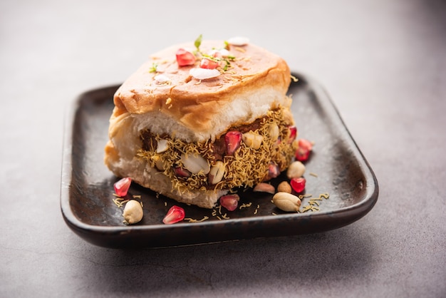 Dabeli, kutchi dabeli o roti doble es un bocadillo popular de la India, originario de la región de Kutch o Kachchh de Gujarat.