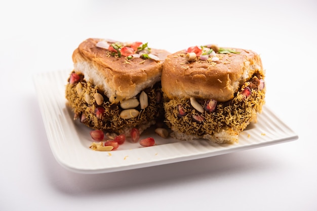 Dabeli, kutchi dabeli o roti doble es un bocadillo popular de la India, originario de la región de Kutch o Kachchh de Gujarat.