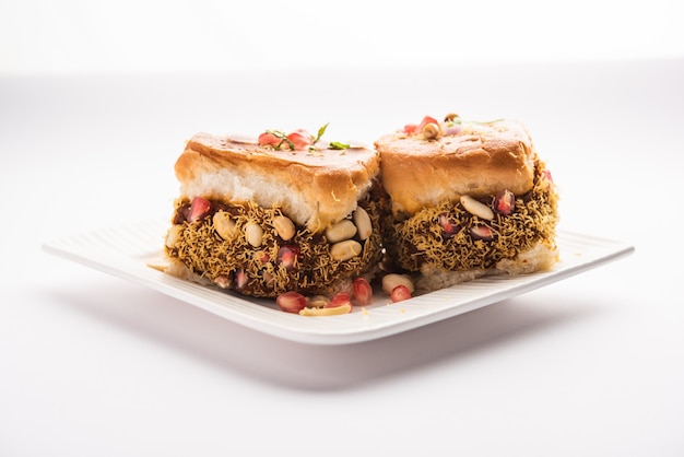 Dabeli, kutchi dabeli ou double roti é um lanche popular da Índia, originário da região de Kutch ou Kachchh de Gujarat