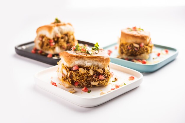 Dabeli, kutchi dabeli ou double roti é um lanche popular da Índia, originário da região de Kutch ou Kachchh de Gujarat