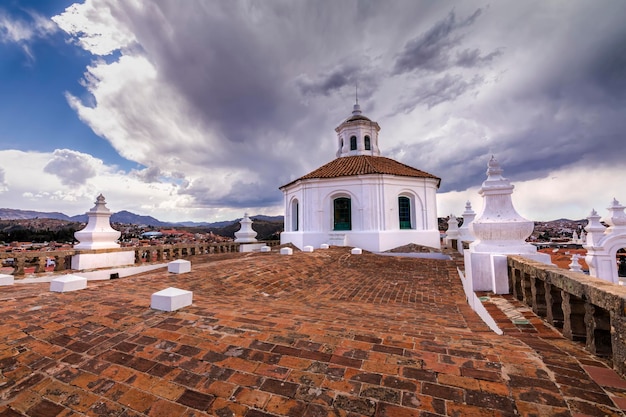 Dach der Kirche Felipe Neri bei Sonnenuntergang in der Stadt Sucre Bolivien