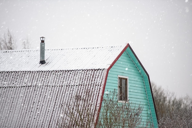 Foto dach des dorfhauses im winter und schneefall