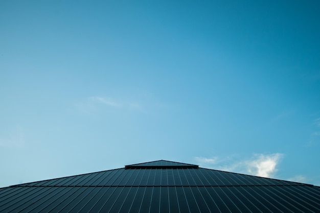 Dach mit blauem Himmel