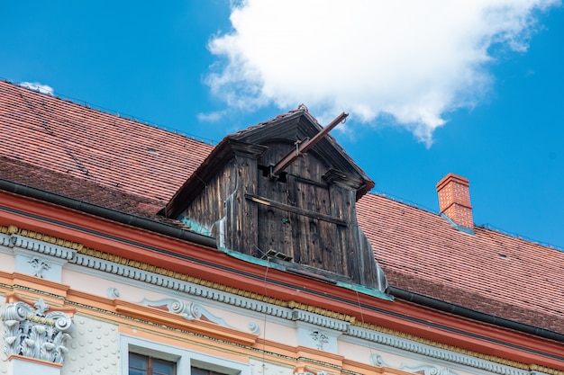 Dach und Holzhaken darauf in Polen