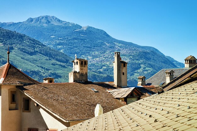 Dach und Schornsteine von Gebäuden in der Altstadt von Sion, Kanton Wallis, Schweiz.