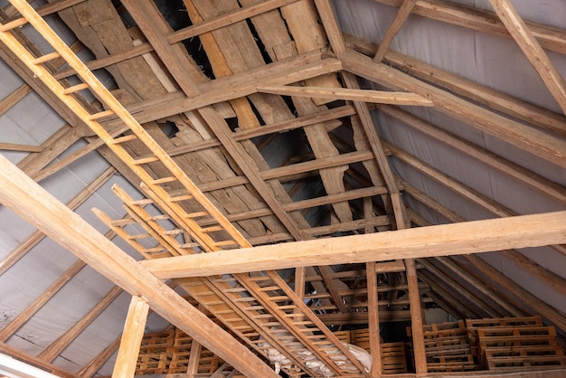 Dachboden einer Scheune mit Wasserdichtung und verschiedenen Paletten und Holzkisten