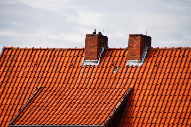 Dachfliesen auf dem Haus gegen den Himmel