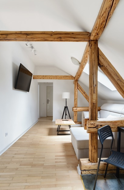 Dachgeschosswohnung moderne Wohnzimmerwohnung Innenarchitektur mit alten rustikalen Holzbalken