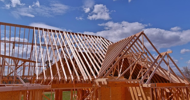 Dachkonstruktion mit Holzdachrahmen gebautes neues Haus