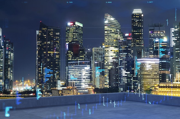 Dachterrasse mit Betonterrasse Skyline von Singapur bei Nacht Prognose und Geschäftsmodellierung von Finanzmärkten Hologramm digitale Diagramme Stadt Innenstadt Doppelbelichtung