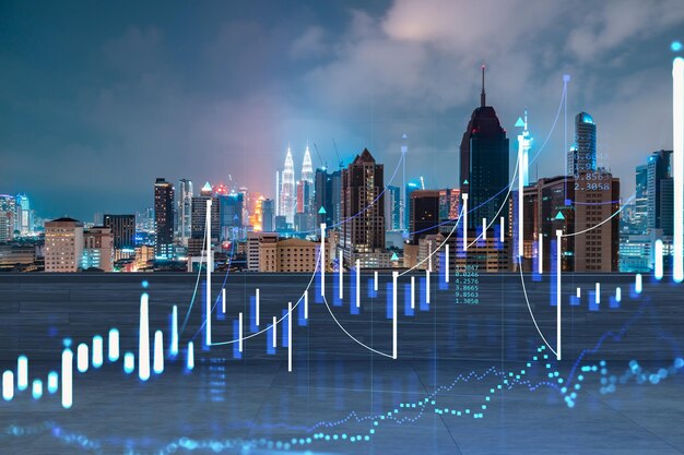 Dachterrasse mit Holzterrasse Nachtskyline von Kuala Lumpur Prognose und Geschäftsmodellierung von Finanzmärkten Hologramm digitale Diagramme City Downtown Doppelbelichtung