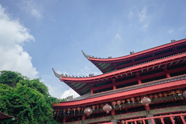 Dachziegel traditioneller chinesischer Tempel zur Tageszeit des chinesischen Neujahrs.