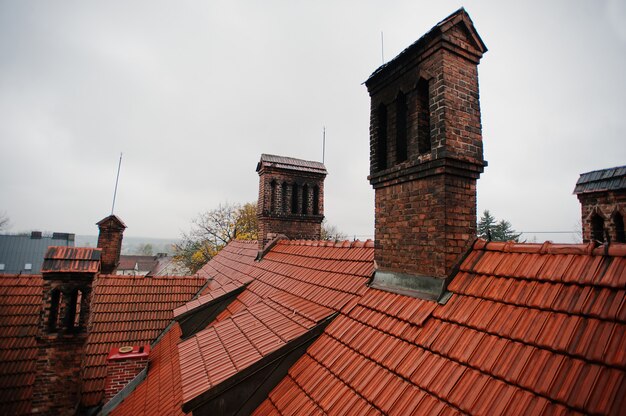 Dachziegelmuster mit Ziegelsteinkamin an der alten hotic Villa